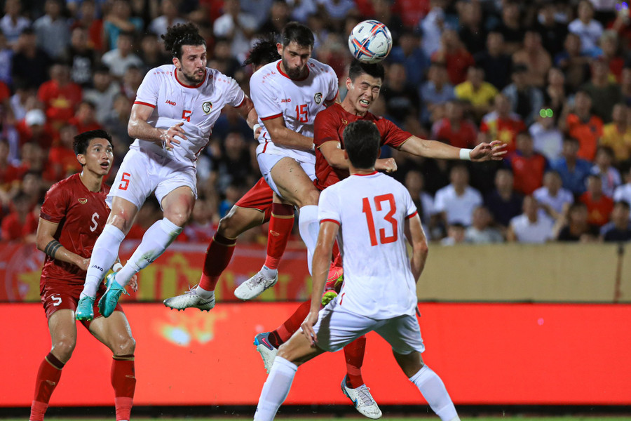 Hàng phòng ngự đội tuyển Việt Nam (áo sẫm) chơi chắc chắn trong trận thắng Syria. Ảnh: INT