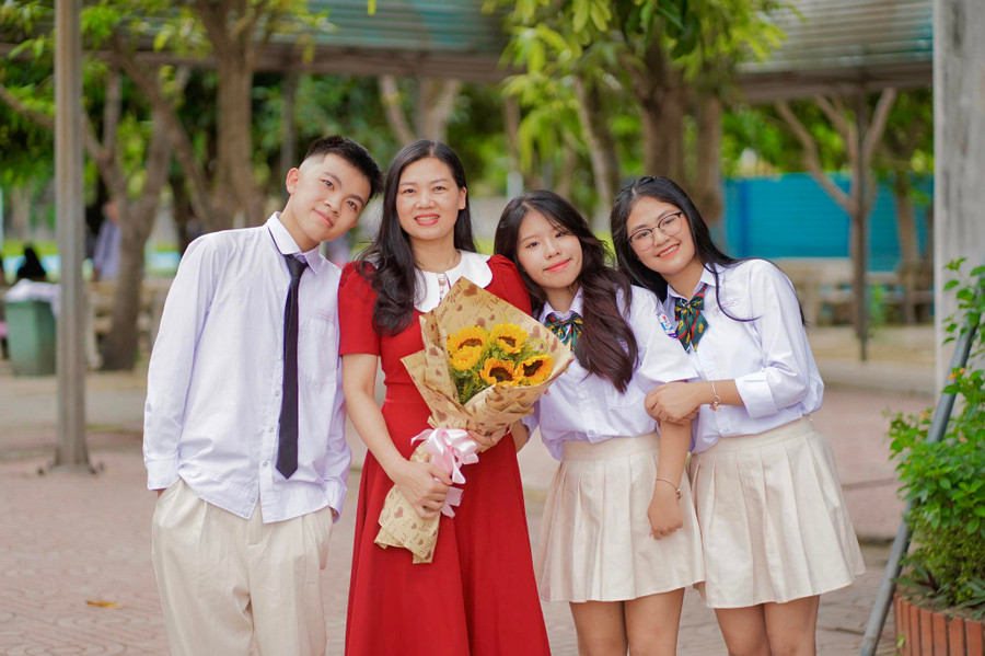 Cô Dương Thị Huyên chụp ảnh kỷ yếu cùng học trò. Ảnh: NVCC Cô Dương Thị Huyên chụp ảnh kỷ yếu cùng học trò. Ảnh: NVCC