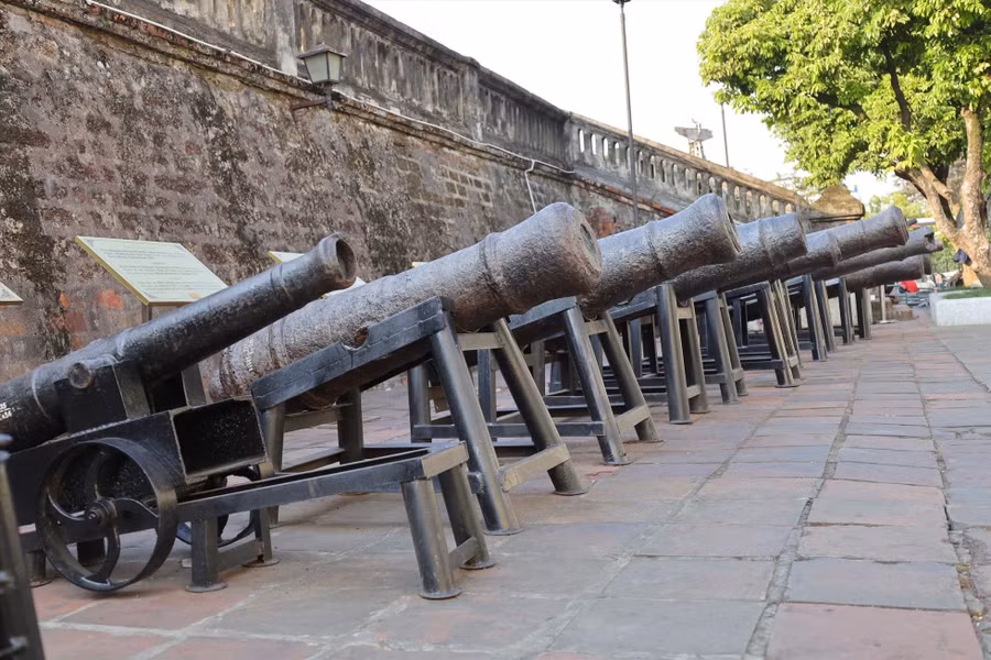 Dàn súng thần công được phát hiện tại Khu di tích Hoàng thành Thăng Long (Hà Nội). Ảnh: Nguyễn Thúy.