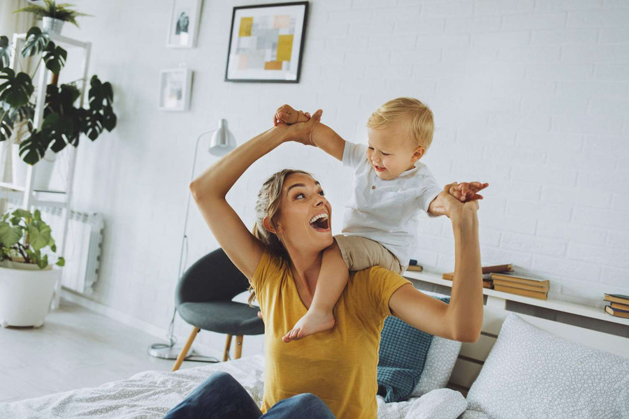 Phụ huynh có thể tận hưởng khoảnh khắc bên con, thay vì dừng lại chụp ảnh đăng lên mạng. Ảnh minh họa.
