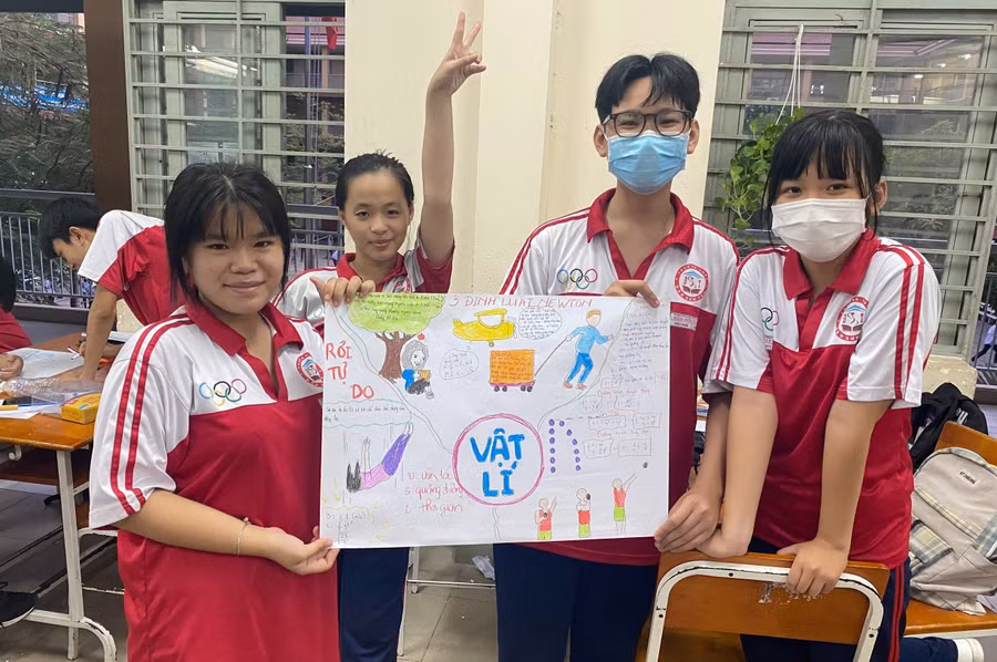 Học sinh lớp 10 Trường THPT Đào Sơn Tây hào hứng với tiết học Vật lý theo chương trình mới.