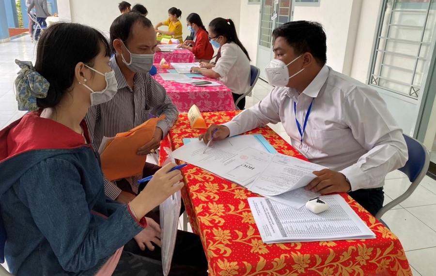 Giáo viên Trường THPT Phong Phú (huyện Bình Chánh, TPHCM) tư vấn lựa chọn tổ hợp môn cho phụ huynh học sinh vào lớp 10 năm học 2022 - 2023. Giáo viên Trường THPT Phong Phú (huyện Bình Chánh, TPHCM) tư vấn lựa chọn tổ hợp môn cho phụ huynh học sinh vào lớp 10 năm học 2022 - 2023.