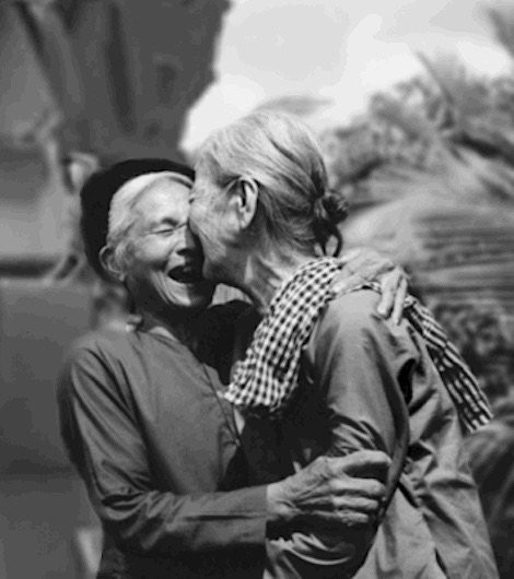 Lính chính quyền Sài Gòn mang xác đồng đội ngày 30/4/1972