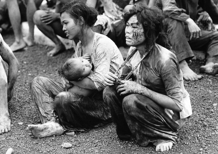 Một cậu bé chạy qua những xác người để tránh đạn ngày 31/1/1968.