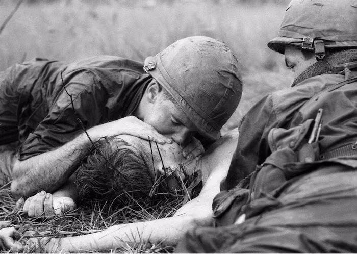 Xác lính dù Mỹ được trực thăng đưa đi ở gần biên giới Campuchia ngày 14/5/1966.