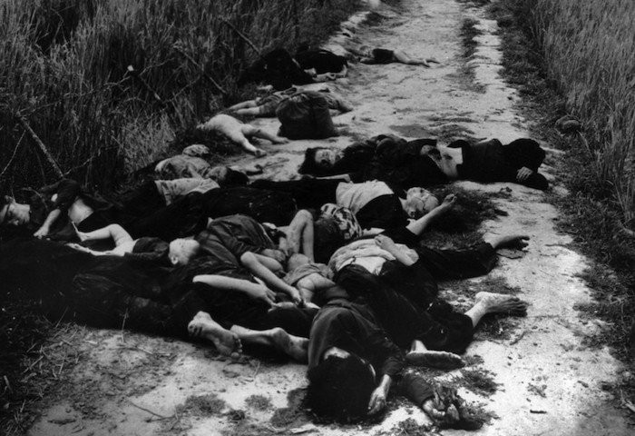 Một cậu bé chạy qua những xác người để tránh đạn ngày 31/1/1968.