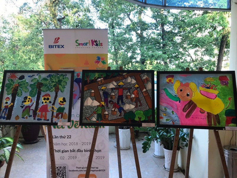 Các bức tranh đạt giải được trưng bày tại lễ trao giải.