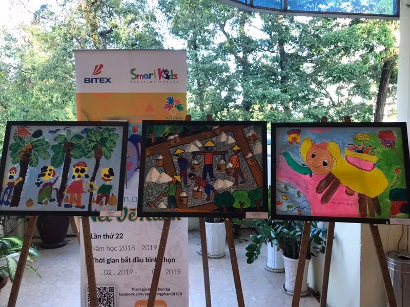 Các bức tranh đạt giải được trưng bày tại lễ trao giải. Các bức tranh đạt giải được trưng bày tại lễ trao giải.