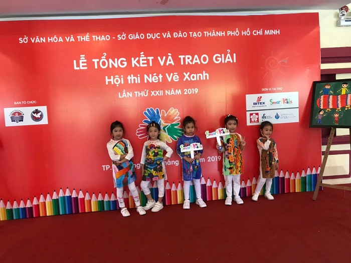 Các em học sinh có mặt từ sớm tham dự lễ trao giải.