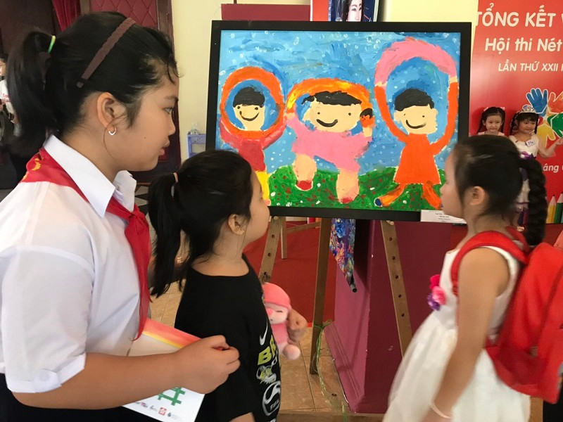 Các em học sinh chăm chú xem các tác phẩm