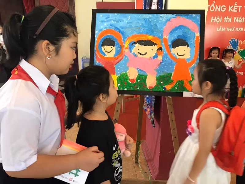 Các em học sinh chăm chú xem các tác phẩm Các em học sinh chăm chú xem các tác phẩm