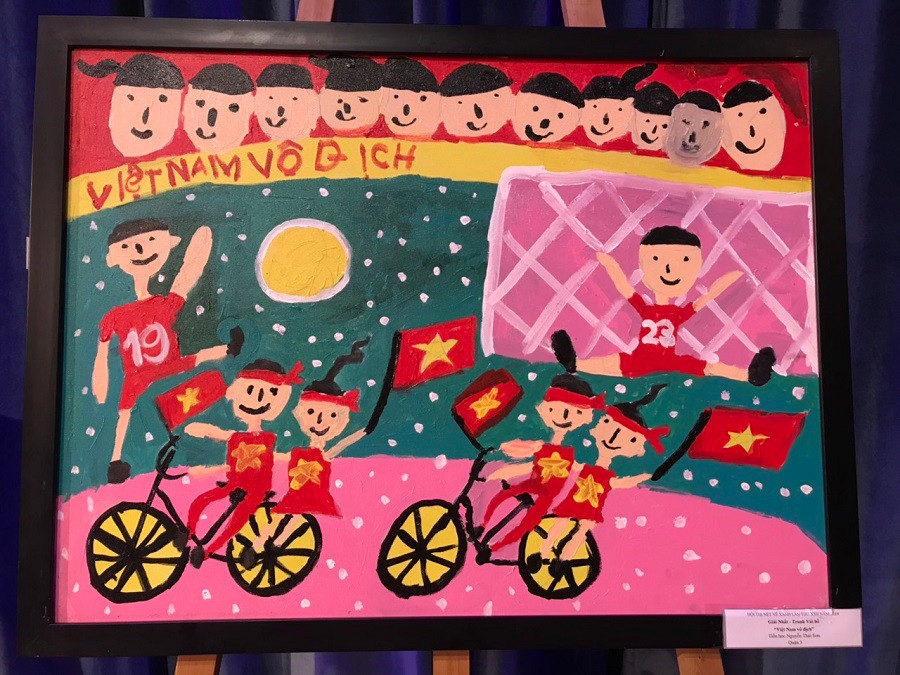 Bức tranh Việt Nam vô địch của học sinh Trường TH Nguyễn Thái Sơn (quận 3) giành giải Nhất - tranh vải bố.