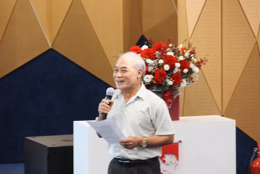 Nguyên Thứ trưởng Bộ Giáo dục và Đào tạo Nguyễn Vinh Hiển phát biểu tại hội thảo.