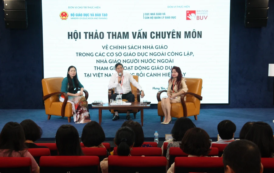 Chủ trì hội thảo (từ trái qua phải ảnh): Phó Chủ tịch Công đoàn Giáo dục Việt Nam Nguyễn Thị Bích Hợp; Cục trưởng Cục Nhà giáo và Cán bộ quản lý giáo dục Vũ Minh Đức; Giám đốc Pháp chế và Hợp tác chính phủ, Trường Đại học Anh Quốc Việt Nam Nguyễn Kim Dung. 