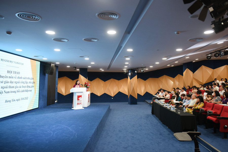 Bà Nguyễn Thị Hương, Phó Trưởng phòng Chính sách, Cục Nhà giáo và Cán bộ quản lý giáo dục báo cáo tổng quan về chính sách nhà giáo trong các cơ sở giáo dục ngoài công lập, nhà giáo người nước ngoài tham gia các hoạt động giáo dục tại Việt Nam trong bối cảnh hiện nay. Ảnh: Thế Đại. Bà Nguyễn Thị Hương, Phó Trưởng phòng Chính sách, Cục Nhà giáo và Cán bộ quản lý giáo dục báo cáo tổng quan về chính sách nhà giáo trong các cơ sở giáo dục ngoài công lập, nhà giáo người nước ngoài tham gia các hoạt động giáo dục tại Việt Nam trong bối cảnh hiện nay. Ảnh: Thế Đại.