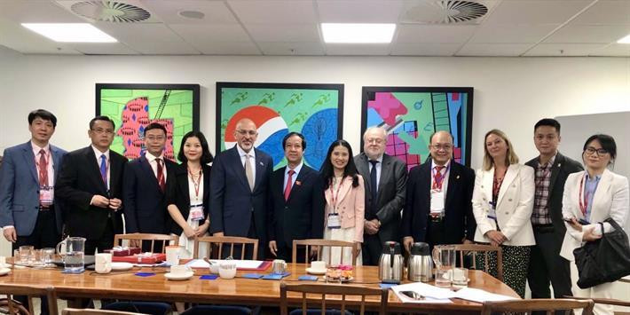 Hai Bộ trưởng và các thành viên tại cuộc hội đàm.