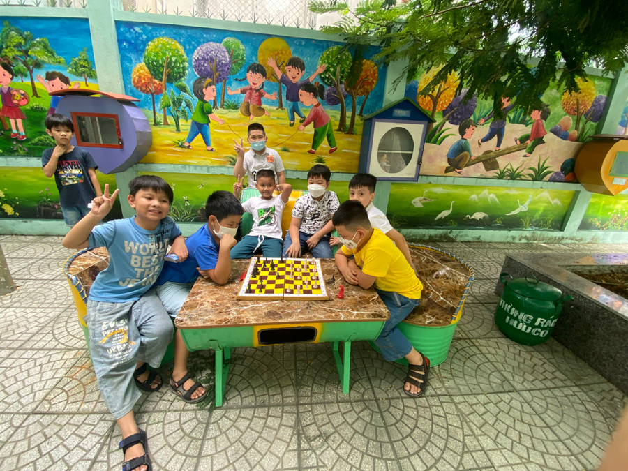 Thư viện hạnh phúc cũng là không gian vui chơi, giải trí của học sinh Trường Tiểu học Núi Thành với nhiều khu vực đánh cờ vua, vẽ... Thư viện hạnh phúc cũng là không gian vui chơi, giải trí của học sinh Trường Tiểu học Núi Thành với nhiều khu vực đánh cờ vua, vẽ...