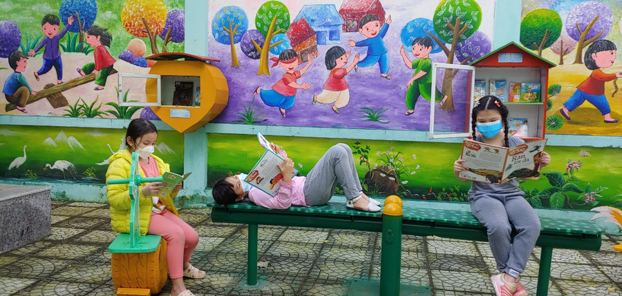 Thư viện hạnh phúc được thiết kế rất thân thiện, học sinh có thể thoải mái ngồi, nằm... để đọc sách. Thư viện hạnh phúc được thiết kế rất thân thiện, học sinh có thể thoải mái ngồi, nằm... để đọc sách.