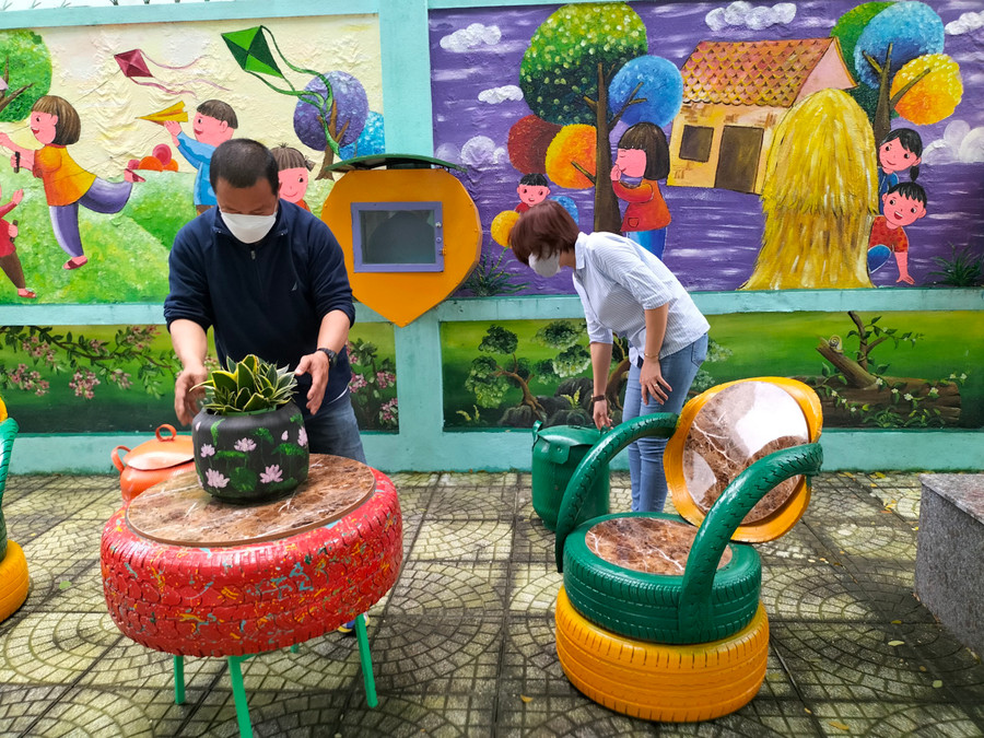 Bàn ghế, tủ sách, lọ hoa trang trí của "Thư viện hạnh phúc" được các thầy cô giáo Trường Tiểu học Núi Thành tái chế từ các vật liệu như lốp ô tô, thùng sơn, gỗ ván ép... Bàn ghế, tủ sách, lọ hoa trang trí của "Thư viện hạnh phúc" được các thầy cô giáo Trường Tiểu học Núi Thành tái chế từ các vật liệu như lốp ô tô, thùng sơn, gỗ ván ép...