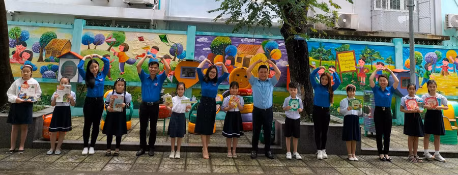 Các thầy cô giáo là Đoàn viên trao tặng sách yêu thương cho học sinh.