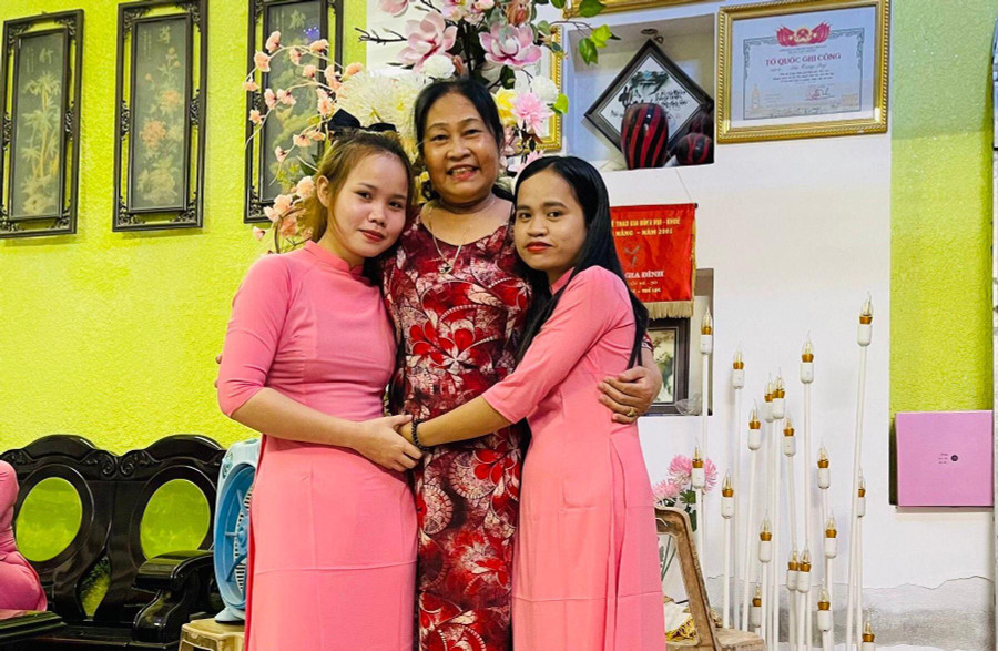Chị Trần Thị Nguyện (mặc áo dài hoa) nhận làm “mẹ đỡ đầu” các em sinh viên Lào đang học tập tại Đà Nẵng. Chị Trần Thị Nguyện (mặc áo dài hoa) nhận làm “mẹ đỡ đầu” các em sinh viên Lào đang học tập tại Đà Nẵng.