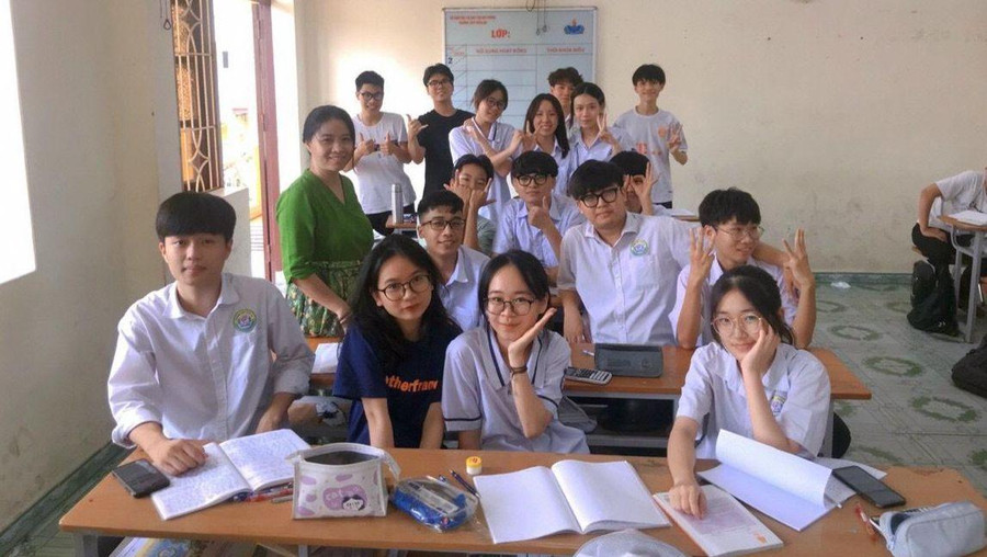 Cô Thuỷ cùng học sinh Trường THPT Kiến An trong giờ học. Ảnh tư liệu Cô Thuỷ cùng học sinh Trường THPT Kiến An trong giờ học. Ảnh tư liệu