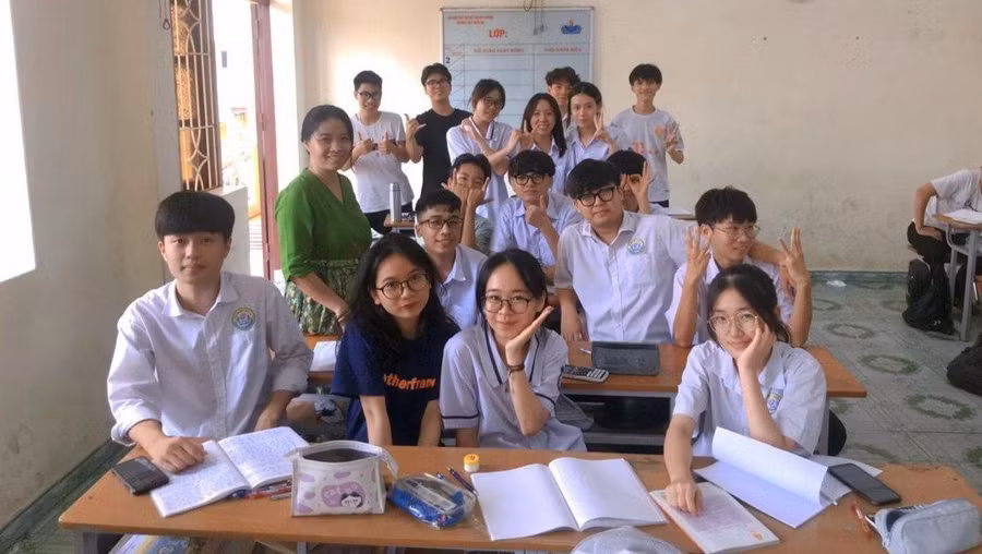 Cô Thuỷ cùng học sinh Trường THPT Kiến An trong giờ học. Ảnh tư liệu