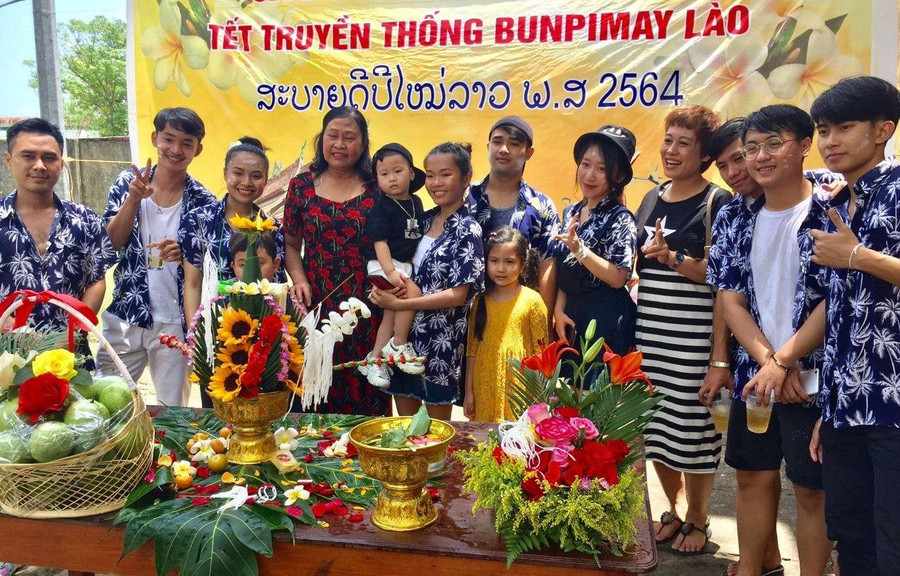 Tết truyền thống Bunpimay của các sinh viên Lào được tổ chức ở Đà Nẵng, các mẹ đỡ đầu đến chung vui cùng các bạn sinh viên. Tết truyền thống Bunpimay của các sinh viên Lào được tổ chức ở Đà Nẵng, các mẹ đỡ đầu đến chung vui cùng các bạn sinh viên.