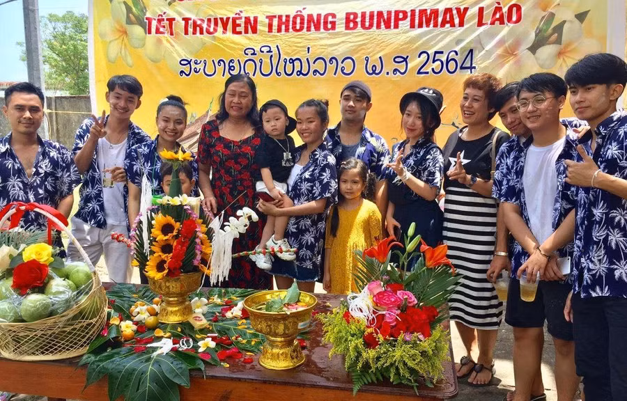 Tết truyền thống Bunpimay của các sinh viên Lào được tổ chức ở Đà Nẵng, các mẹ đỡ đầu đến chung vui cùng các bạn sinh viên.