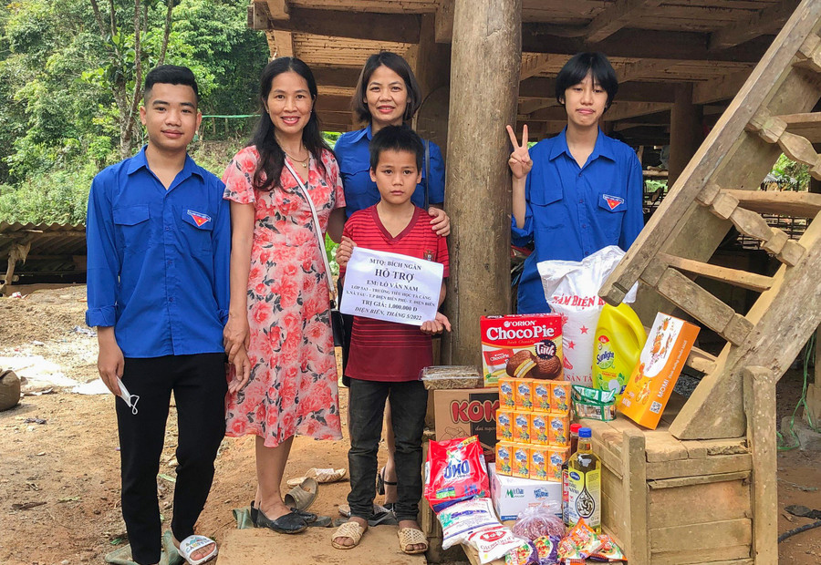 Mỗi lần trao quà hỗ trợ, cô Hà đều cố gắng sắp xếp để học sinh nhà trường đi cùng, nhằm giáo dục tình yêu thương, sự sẻ chia cho các em.
