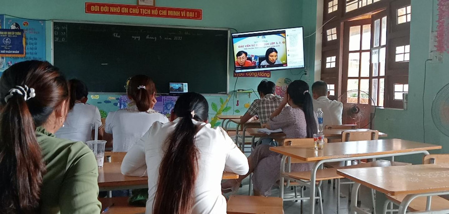 Giáo viên Trường Phổ thông Dân tộc Bán trú Tiểu học & THCS Trà Nam (huyện Nam Trà My, Quảng Nam) tham gia bồi dưỡng chuyên môn chuẩn bị cho năm học mới. Giáo viên Trường Phổ thông Dân tộc Bán trú Tiểu học & THCS Trà Nam (huyện Nam Trà My, Quảng Nam) tham gia bồi dưỡng chuyên môn chuẩn bị cho năm học mới.