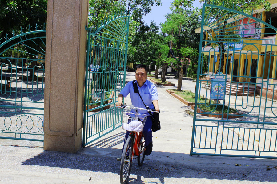 Bị khuyết đôi bàn chân và một phần cánh tay trái song thầy Hương không bao giờ để những khiếm khuyết ấy giày vò, cản trở mình. Bị khuyết đôi bàn chân và một phần cánh tay trái song thầy Hương không bao giờ để những khiếm khuyết ấy giày vò, cản trở mình.