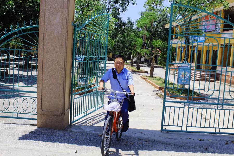 Bị khuyết đôi bàn chân và một phần cánh tay trái song thầy Hương không bao giờ để những khiếm khuyết ấy giày vò, cản trở mình.