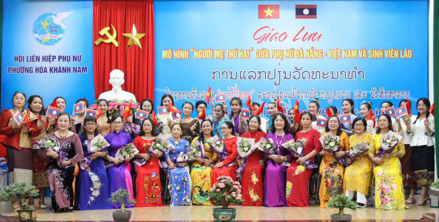 Giao lưu mô hình “Người Mẹ thứ hai” giữa phụ nữ Đà Nẵng – Việt Nam và sinh viên Lào. Giao lưu mô hình “Người Mẹ thứ hai” giữa phụ nữ Đà Nẵng – Việt Nam và sinh viên Lào.