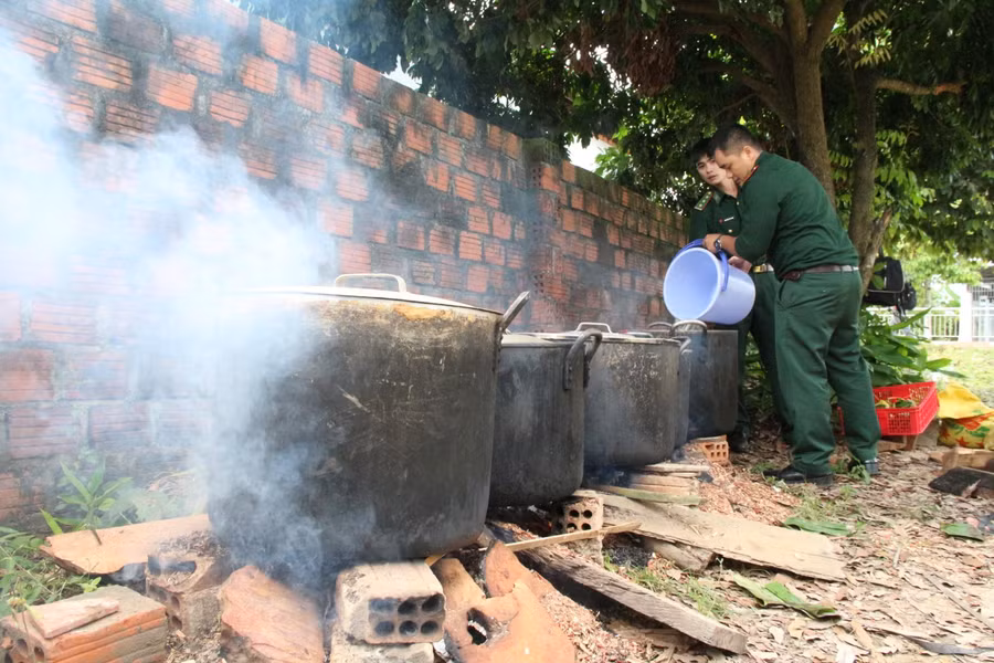 Những chiếc bánh được đặt lên bếp nấu để kịp chuyển đến cho người dân miền Trung bị ảnh hưởng của bão.