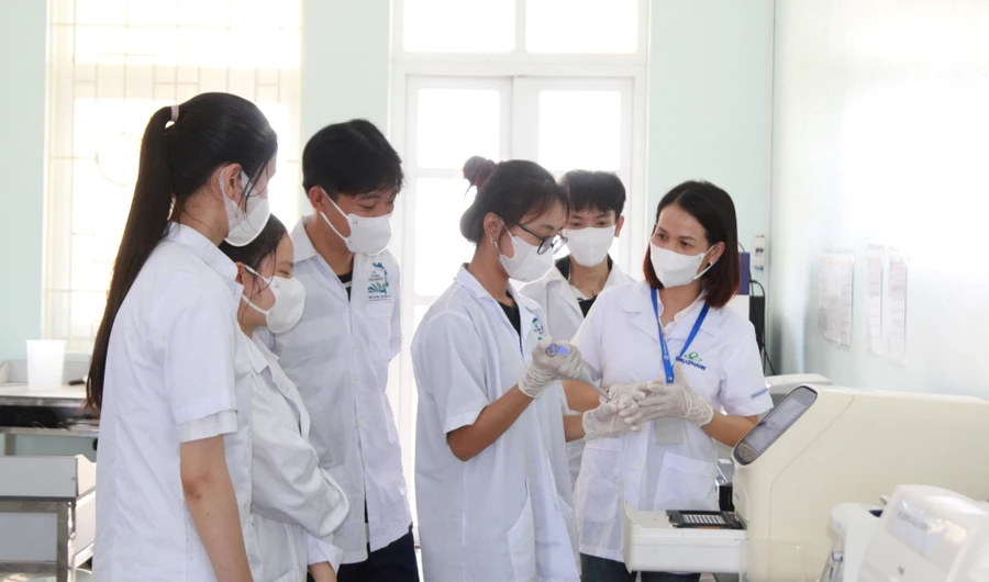 Giảng viên, sinh viên Trường ĐH Kiên Giang thực hành tại phòng sinh học phân tử. Ảnh: Q. Ngữ