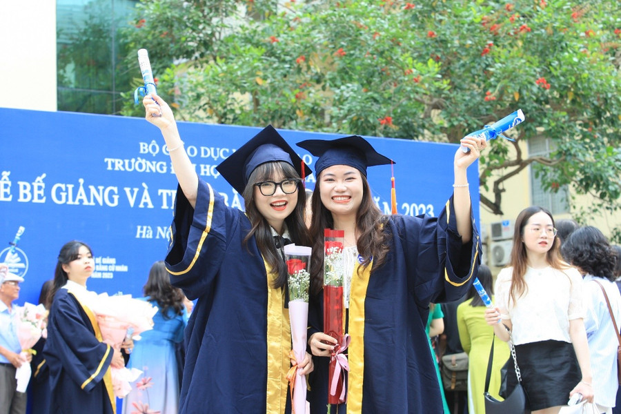 Sinh viên Trường ĐH Sư phạm Hà Nội trong ngày nhận bằng tốt nghiệp. Ảnh: NTCC Sinh viên Trường ĐH Sư phạm Hà Nội trong ngày nhận bằng tốt nghiệp. Ảnh: NTCC