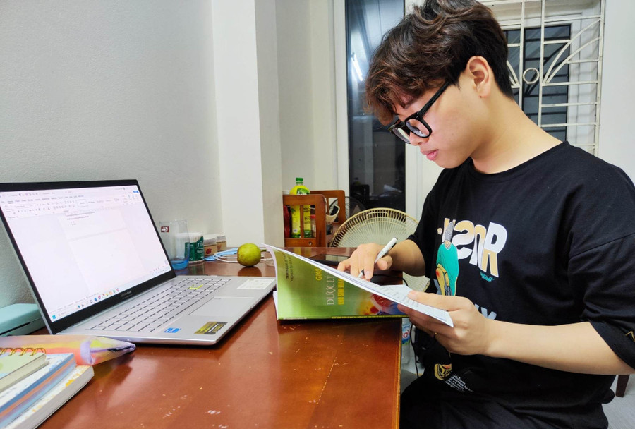 Phan Xuân Hành tranh thủ ôn bài buổi tối muộn sau khi đã kết thúc một ca dạy thêm từ 7 giờ tối đến 9 giờ 30 phút. Ảnh: NVCC Phan Xuân Hành tranh thủ ôn bài buổi tối muộn sau khi đã kết thúc một ca dạy thêm từ 7 giờ tối đến 9 giờ 30 phút. Ảnh: NVCC