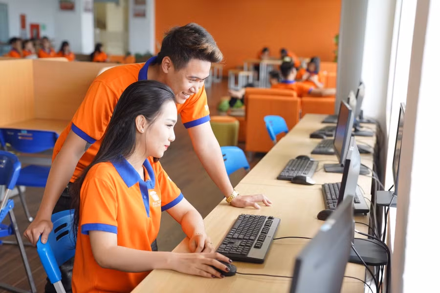 Sinh viên Trường đại học Đại Nam thực hành máy tính. Ảnh: Thế Đại