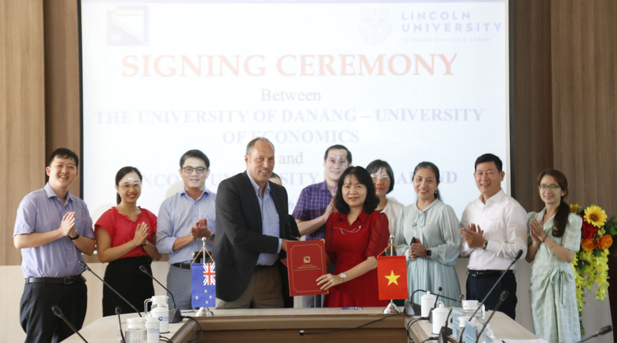 Trường Đại học Kinh tế - Đại học Đà Nẵng và Đại học Lincoln (New Zealand) ký kết hợp tác đầu tư. Ảnh: NTCC Trường Đại học Kinh tế - Đại học Đà Nẵng và Đại học Lincoln (New Zealand) ký kết hợp tác đầu tư. Ảnh: NTCC