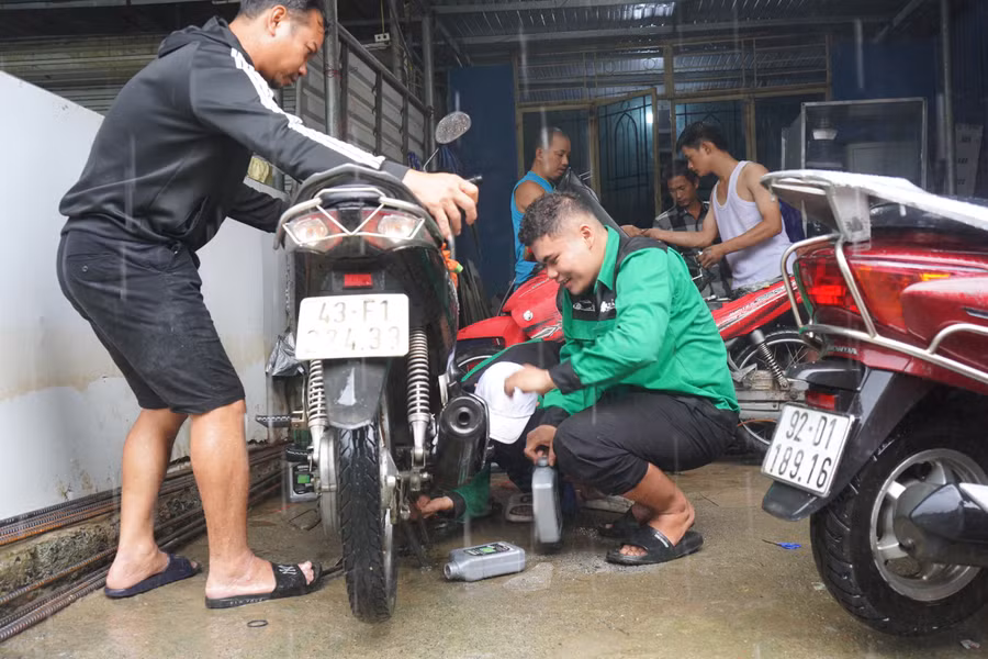 Ngoài sửa những xe bị chết máy, đội SV tình nguyện còn thay nhớt, bugi cho xe.