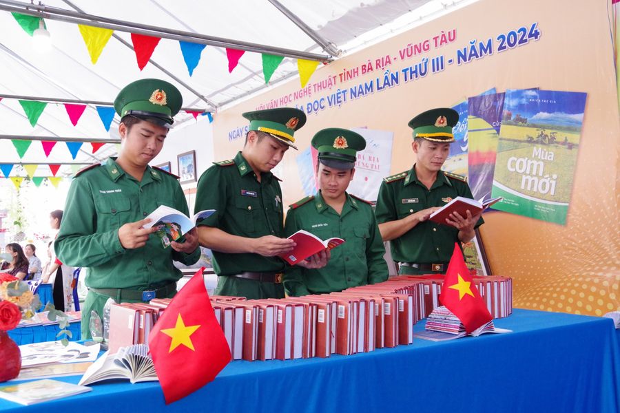 Cán bộ, chiến sĩ BĐBP tỉnh Bà Rịa – Vũng Tàu đã tham gia chương trình Ngày Sách và Văn hóa đọc Việt Nam tỉnh Bà Rịa – Vũng Tàu.