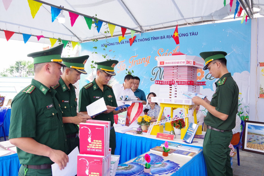 Chương trình thu hút được đông đảo cán bộ, chiến sĩ đặc biệt là đoàn viên thanh niên tham gia. Chương trình thu hút được đông đảo cán bộ, chiến sĩ đặc biệt là đoàn viên thanh niên tham gia.