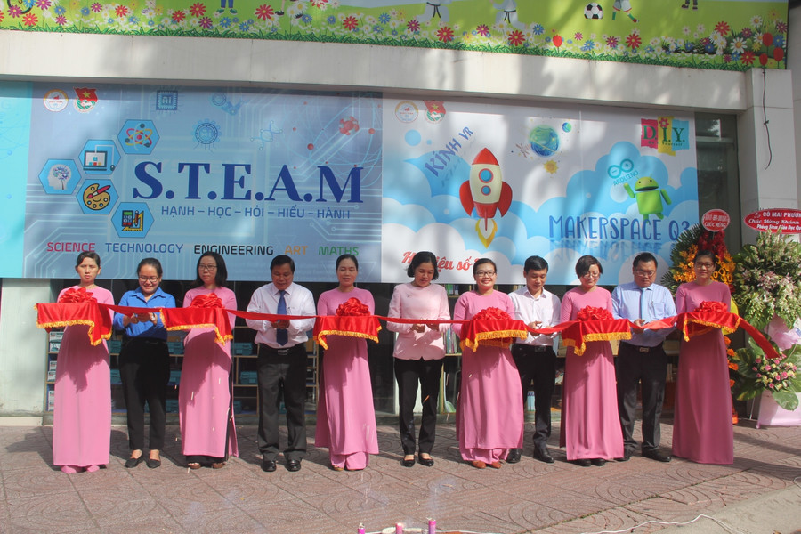 Các đại biểu cắt băng khánh thành phòng STEM Quận 3