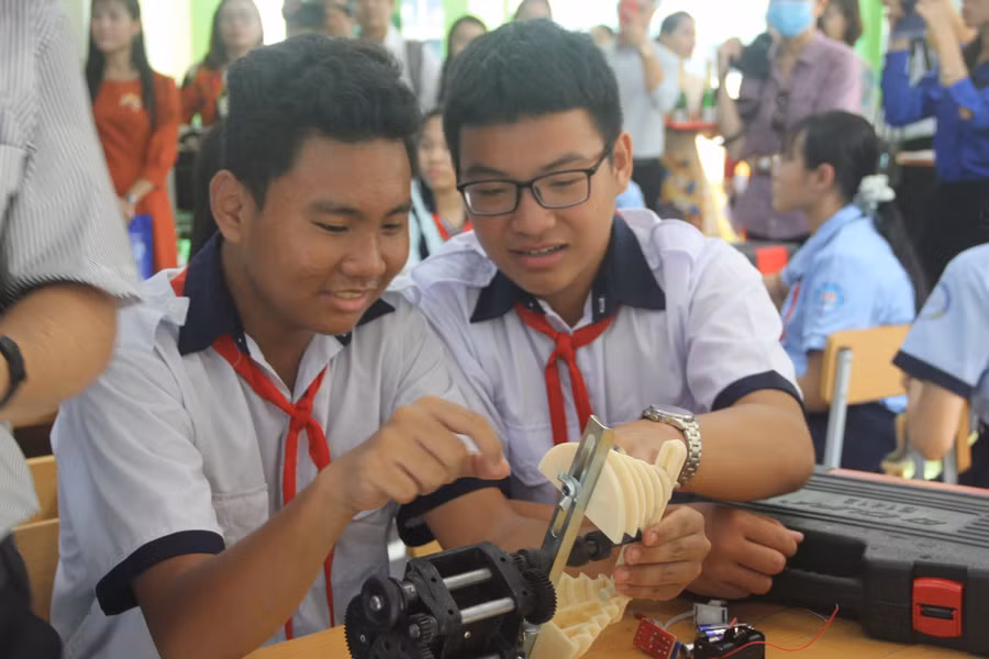 Học sinh hào hứng tham gia các hoạt động trong phòng STEM Quận 3 được khánh thành sáng 1/10