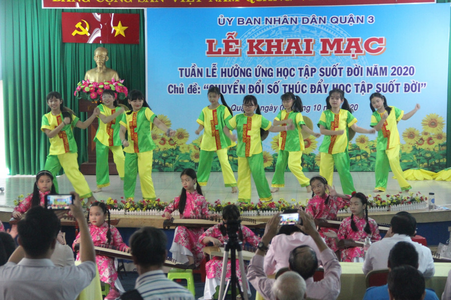 Học sinh Trường Tiểu học Nguyễn Thái Sơn, Quận 3 trình diễn tiết mục văn nghệ chào mừng lễ khai mạc