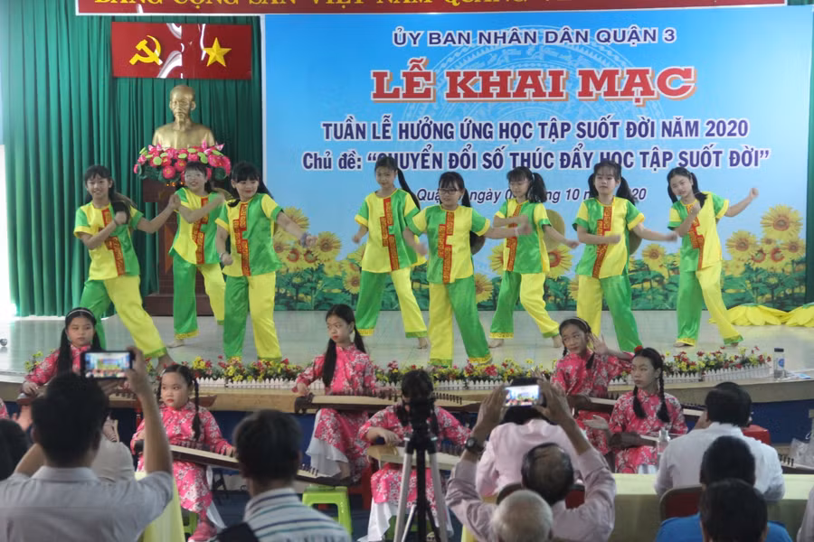 Học sinh Trường Tiểu học Nguyễn Thái Sơn, Quận 3 trình diễn tiết mục văn nghệ chào mừng lễ khai mạc