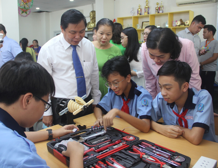 Học sinh một số trường THCS trên địa bàn Quận 3 tham gia thực hành trong phòng STEM sau lễ khánh thành