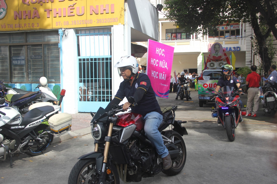 Đoàn xe diễu hành để tuyên truyền Tuần lễ hưởng ứng học tập suốt đời