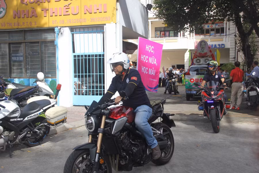 Đoàn xe diễu hành để tuyên truyền Tuần lễ hưởng ứng học tập suốt đời